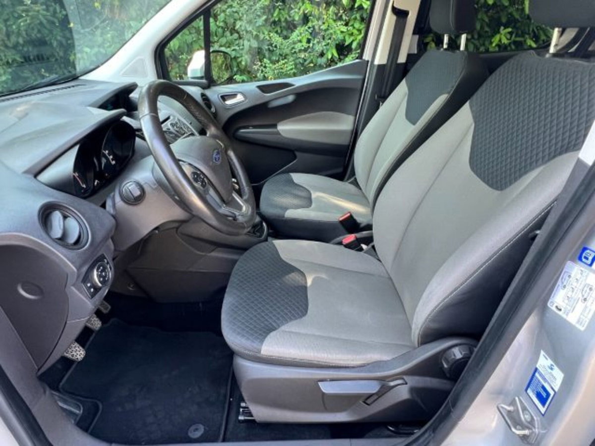 Ford Tourneo Courier 1.5 TDCI 75 CV Titanium (9)