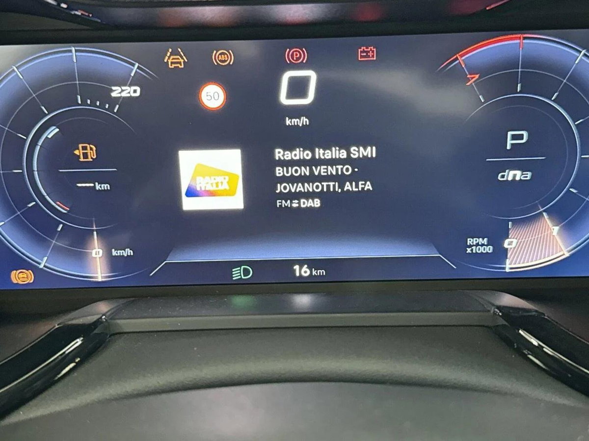 Alfa Romeo Junior 1.2 ibrida 145cv edct6 (16)