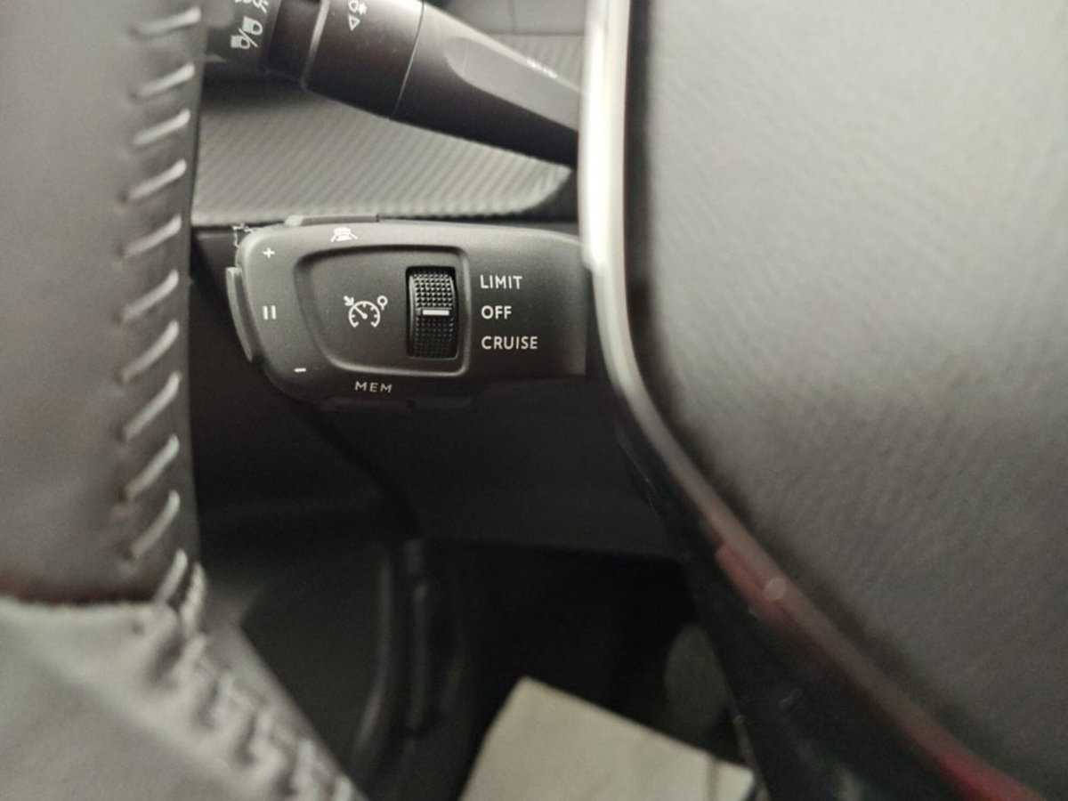 Peugeot 2008 1.2 puretech Allure s&s 100cv (16)