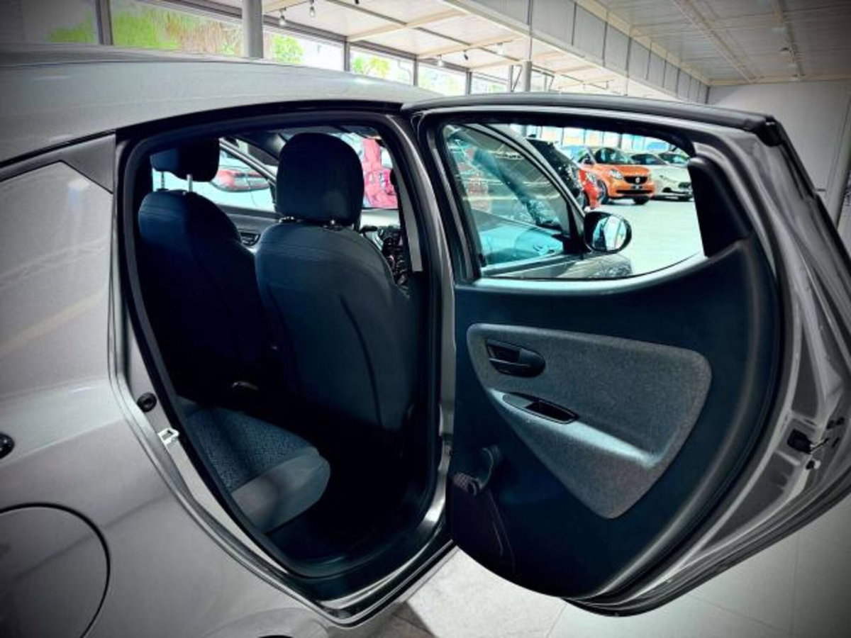Lancia Ypsilon 1.0 FireFly 5 porte S&S Hybrid Ecochic Silver (11)