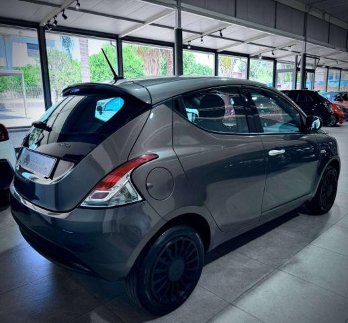 Lancia Ypsilon 1.0 FireFly 5 porte S&S Hybrid Ecochic Silver (5)
