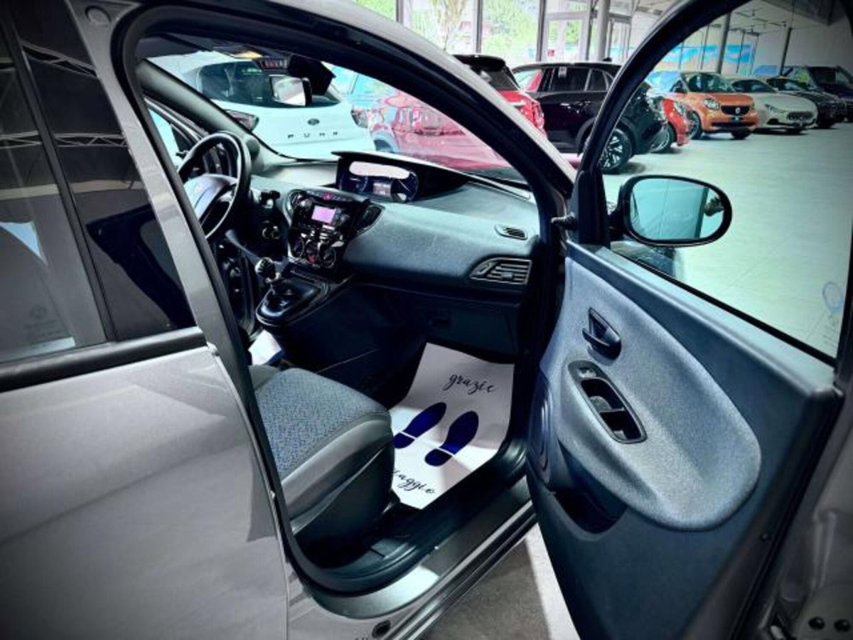 Lancia Ypsilon 1.0 FireFly 5 porte S&S Hybrid Ecochic Silver (9)