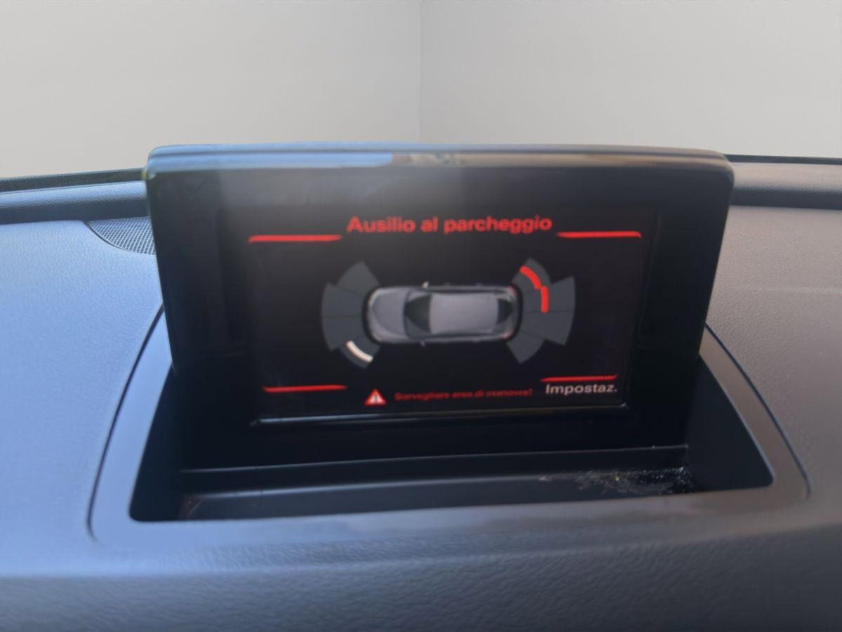 Audi Q3 2.0 TDI 120 CV Sport (9)
