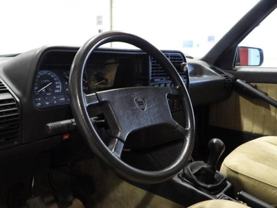 Lancia Thema i.e. turbo (10)