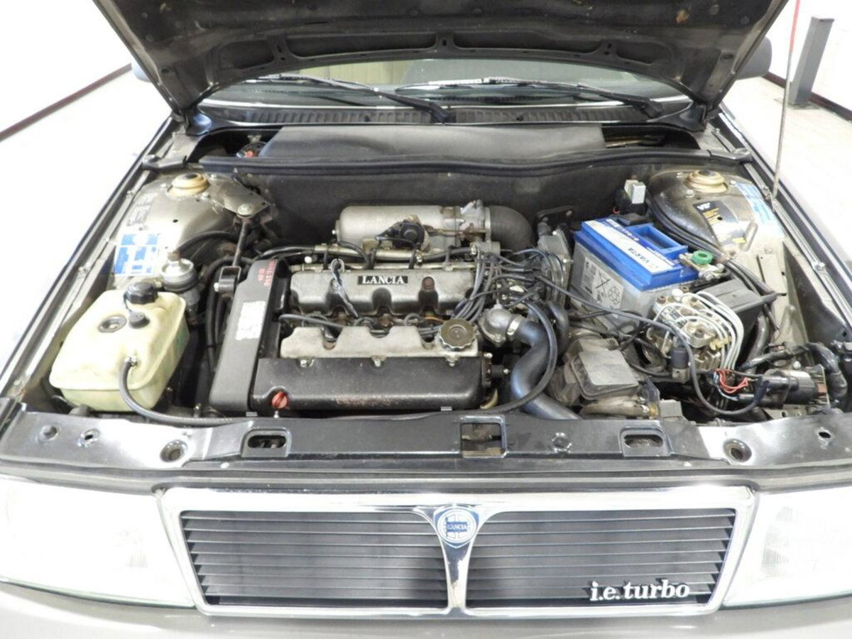 Lancia Thema i.e. turbo (13)