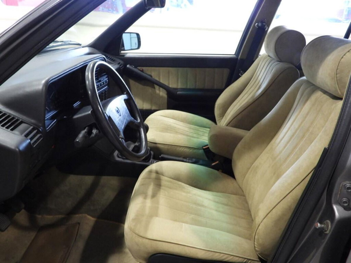 Lancia Thema i.e. turbo (9)
