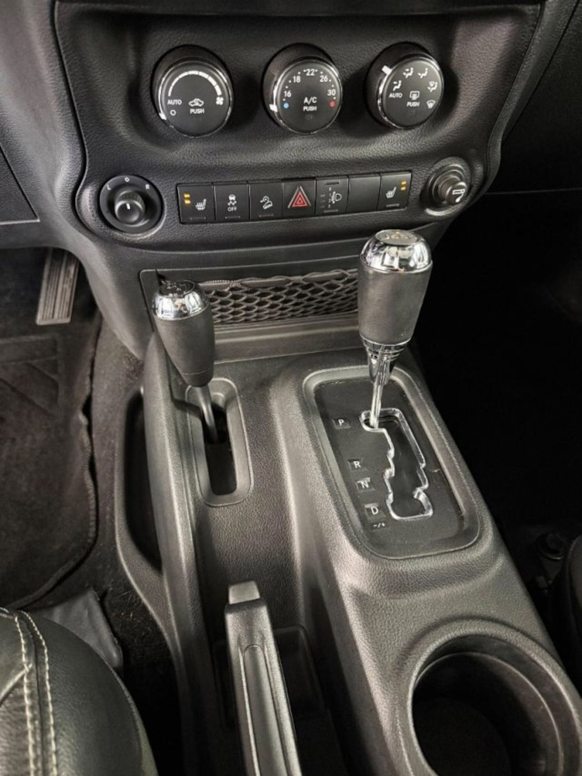 Jeep Wrangler Unlimited 2.8 CRD DPF Sahara Auto (14)