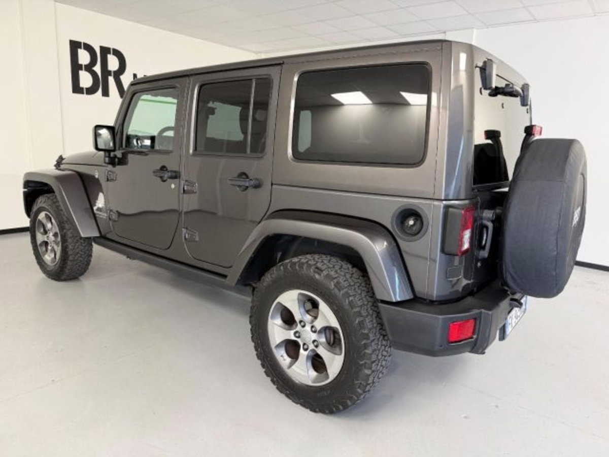 Jeep Wrangler Unlimited 2.8 CRD DPF Sahara Auto (7)