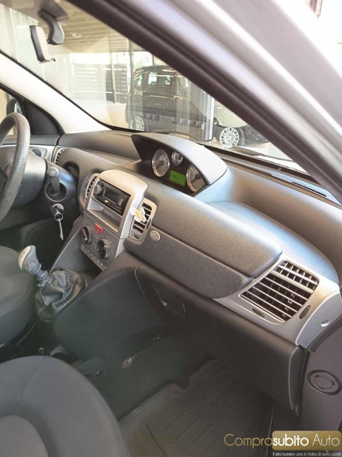 Lancia Ypsilon 1.2 69 CV Unyca (15)