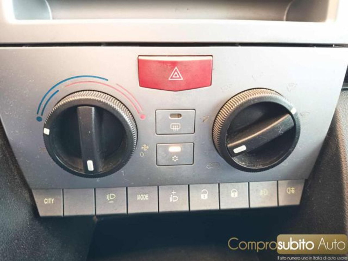 Lancia Ypsilon 1.2 69 CV Unyca (20)