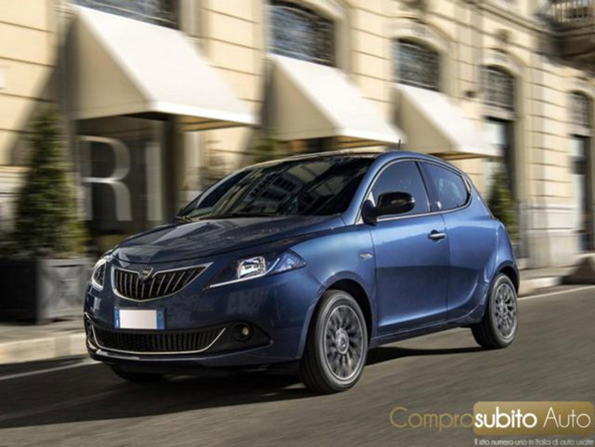 Lancia Ypsilon 1.0 FireFly 5 porte S&S Hybrid Ecochic Silver