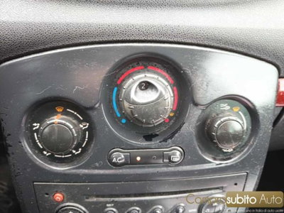 Renault Clio 1.5 dCi 70CV 5 porte Confort (12)