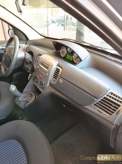 Lancia Ypsilon 1.3 MJT 75 CV Platino (12)