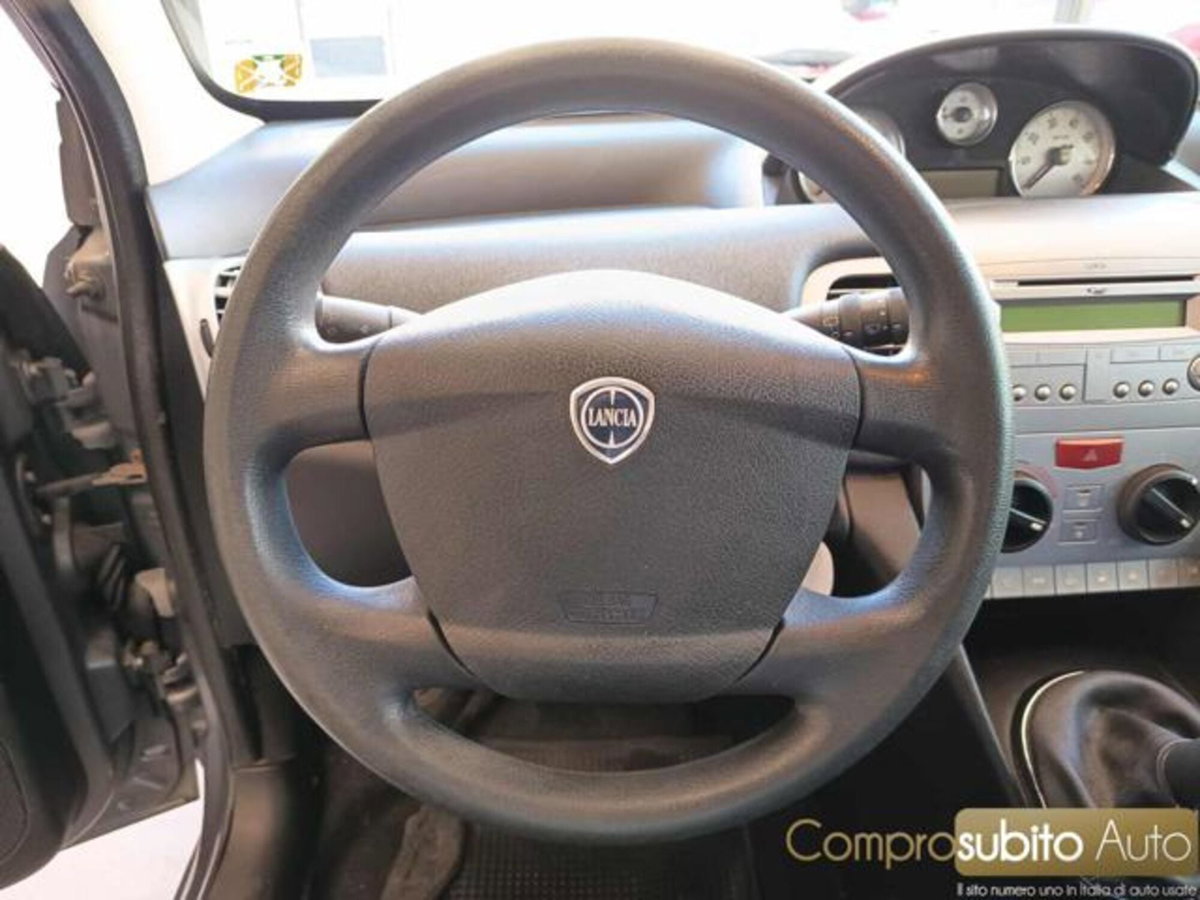 Lancia Ypsilon 1.3 MJT 75 CV Platino (17)