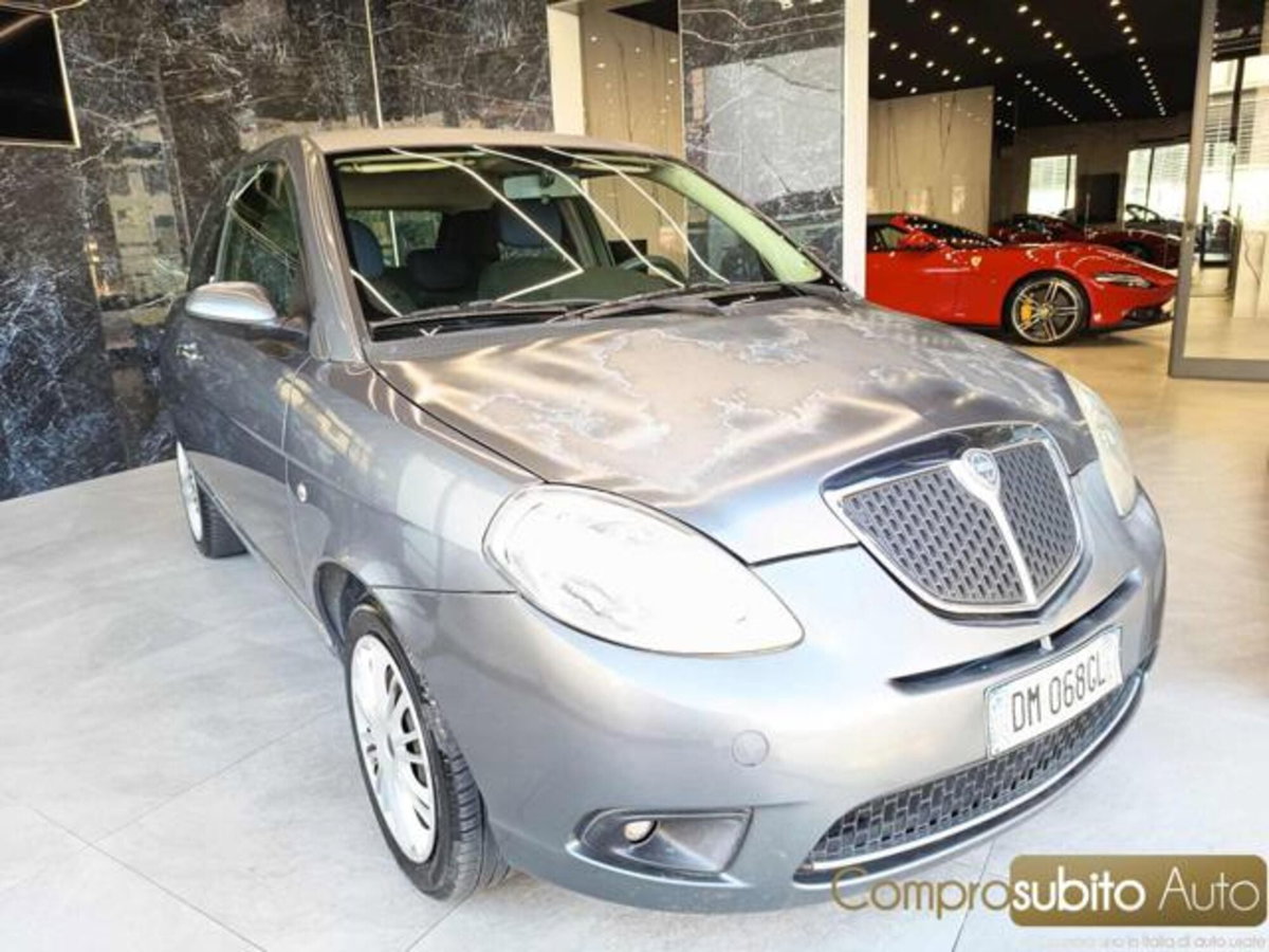 Lancia Ypsilon 1.3 MJT 75 CV Platino (2)