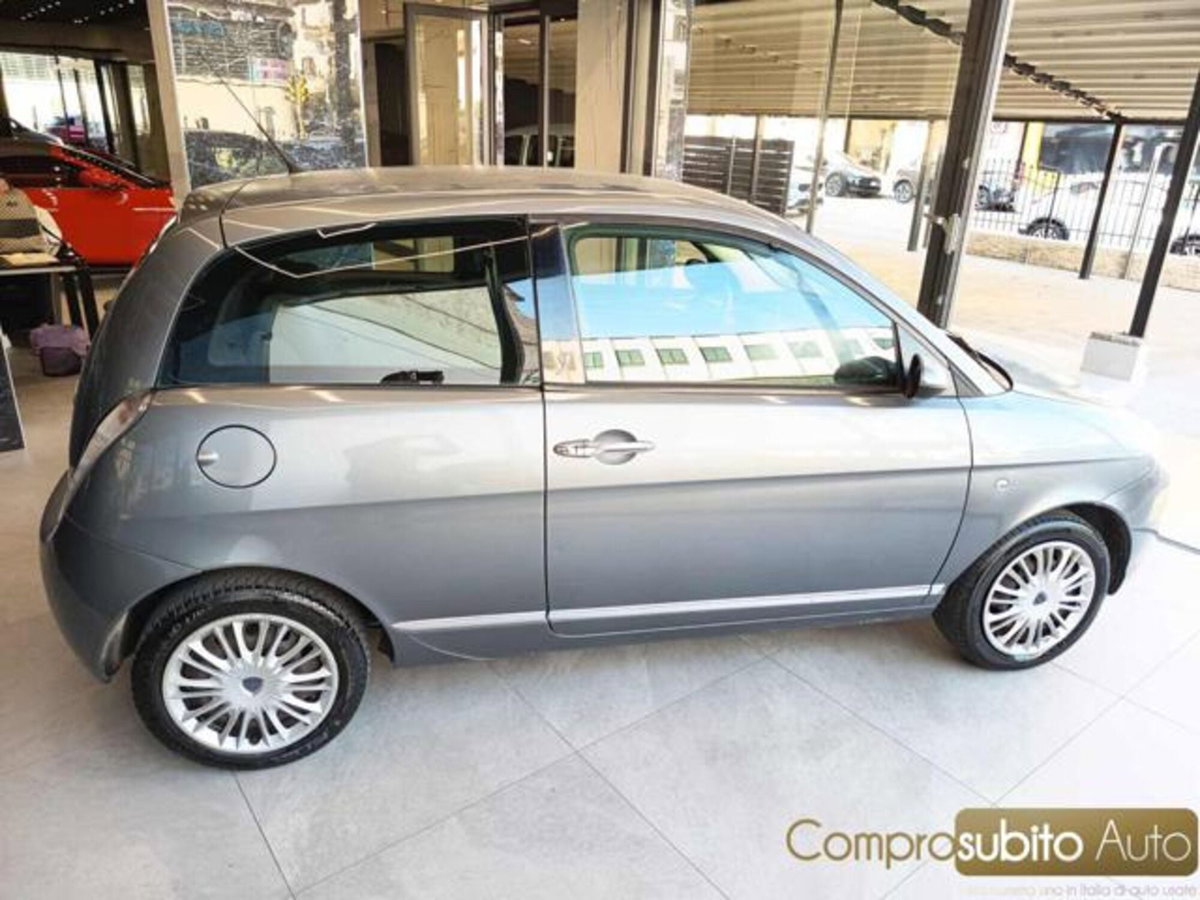Lancia Ypsilon 1.3 MJT 75 CV Platino (4)