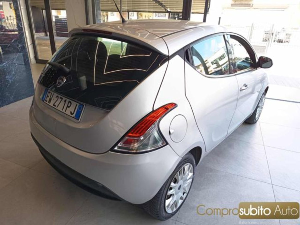 Lancia Ypsilon 1.3 MJT 16V 95 CV 5 porte S&S Silver (6)