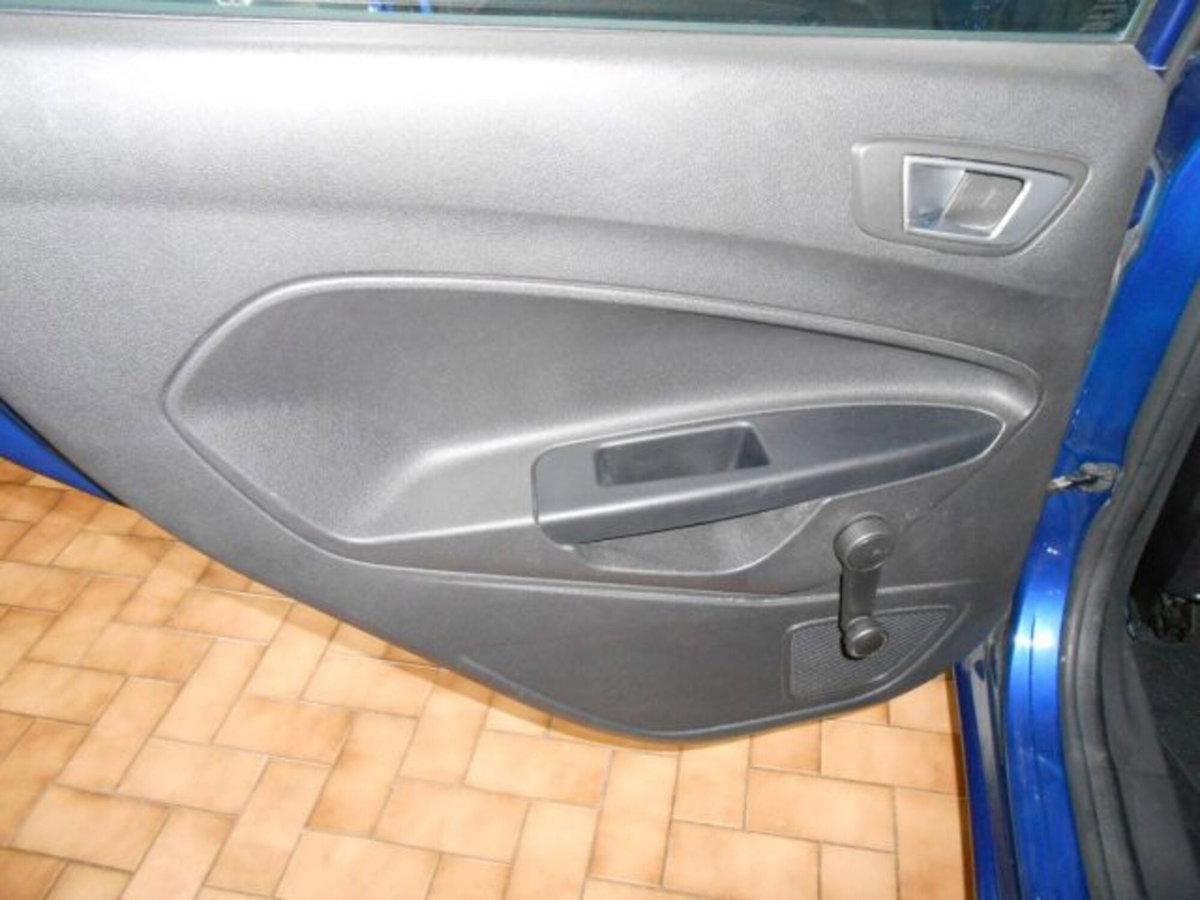 Ford Fiesta 1.4 3 porte Bz.- GPL (7)
