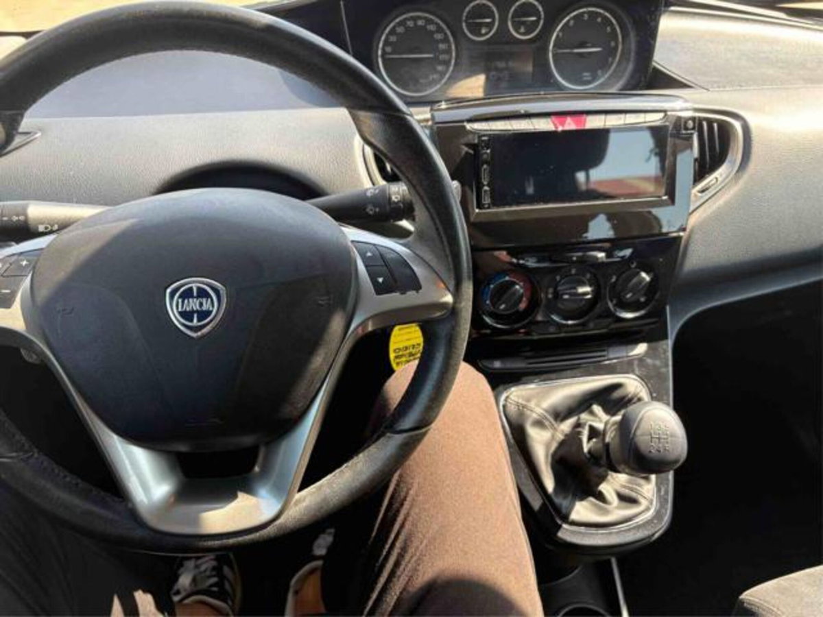 Lancia Ypsilon 1.2 69 CV 5 porte GPL Gold Plus (14)