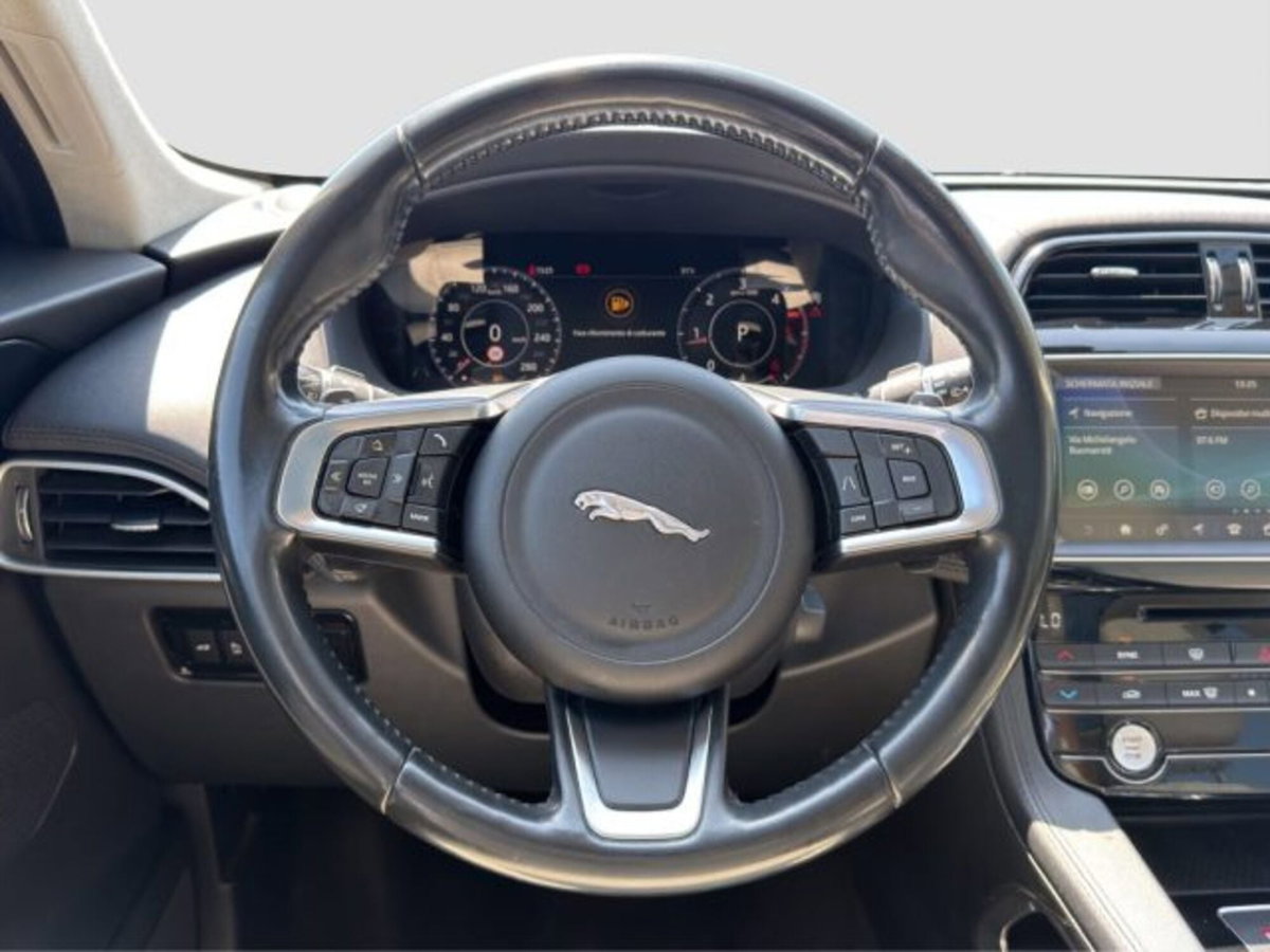 Jaguar F-Pace 2.0 D 180 CV AWD Prestige (13)