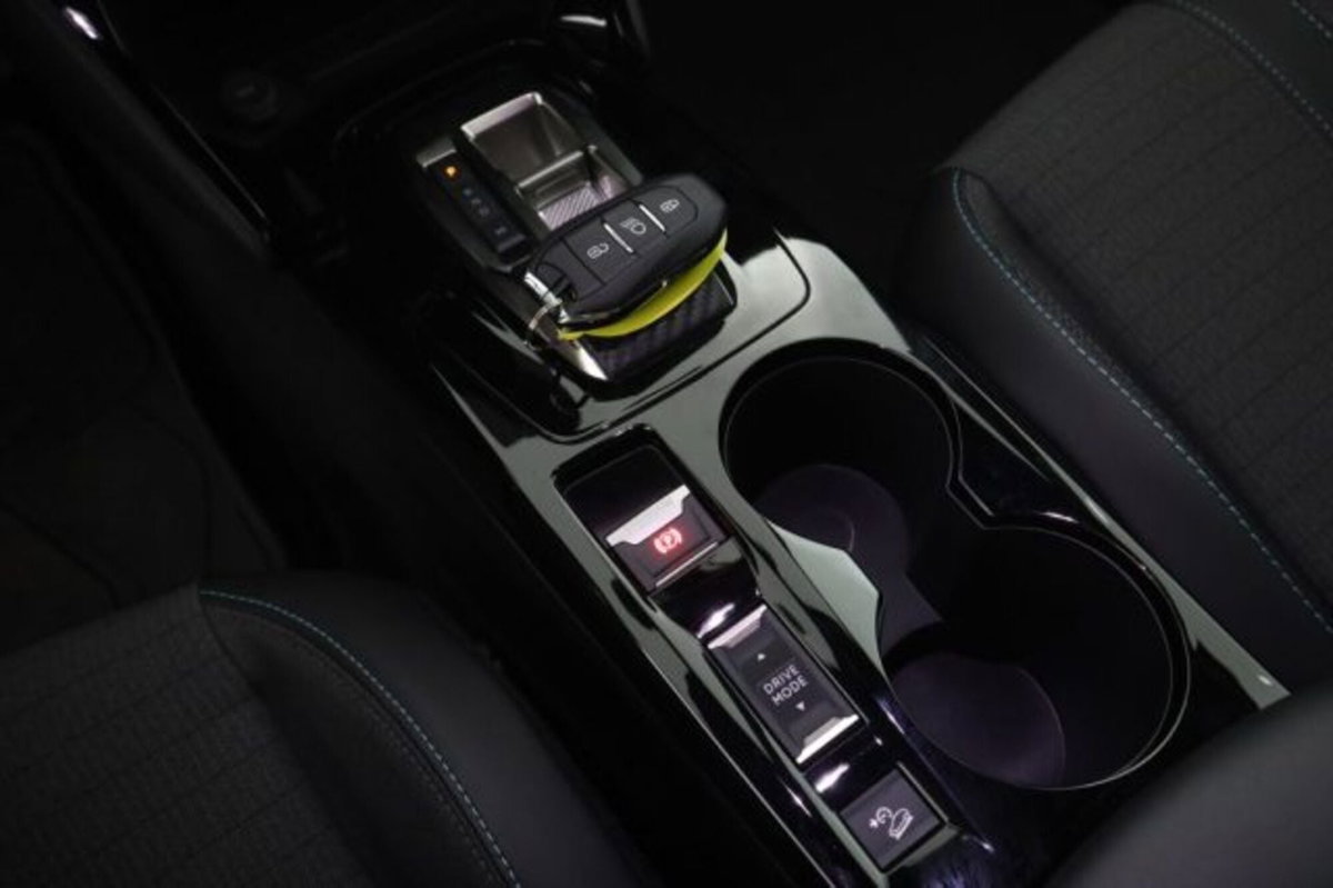 Peugeot 2008 PureTech 130 S&S EAT8 Allure Pack (14)