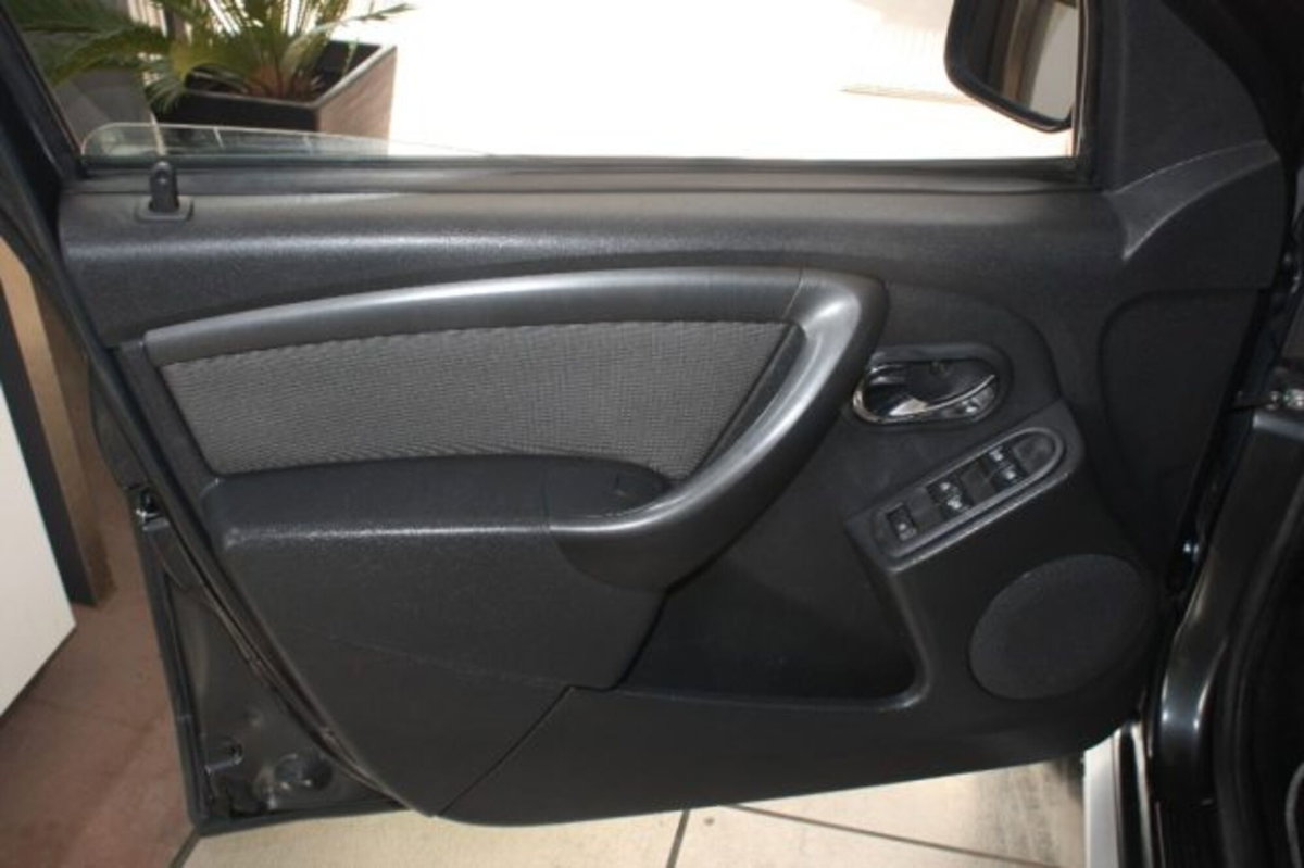 Dacia Duster 1.5 dCi 110CV S&S 4x2 Serie Speciale Lauréate Family (12)
