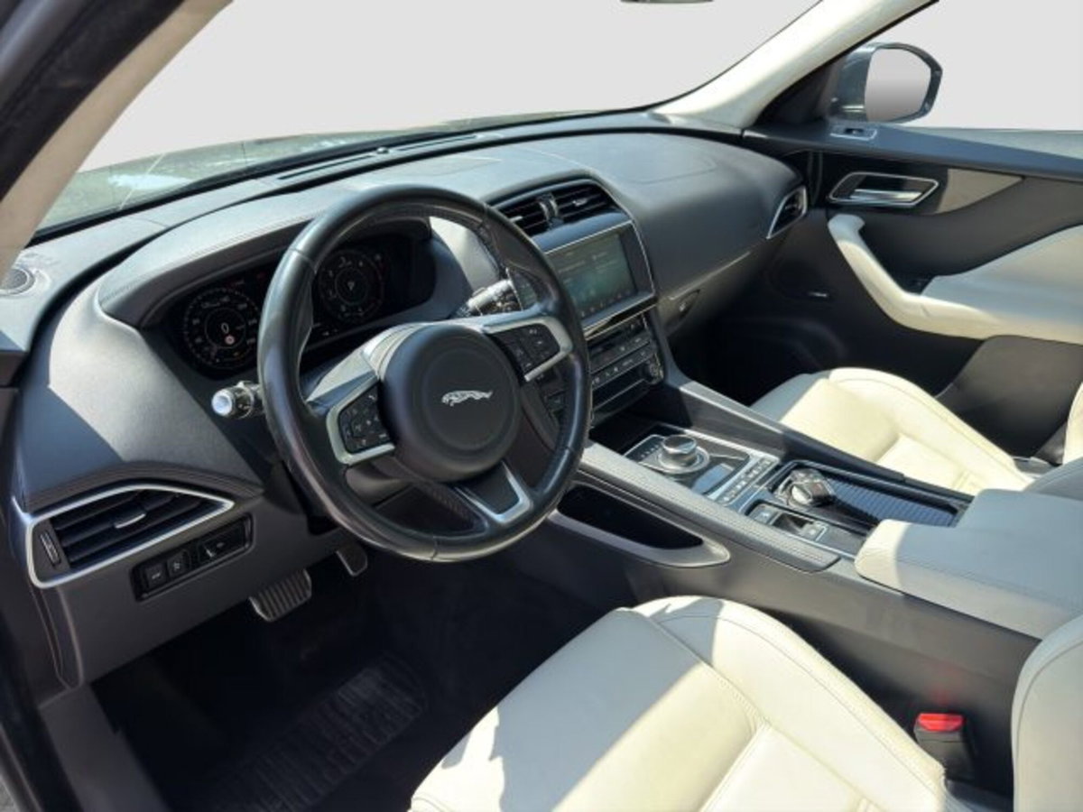 Jaguar F-Pace 2.0 D 180 CV AWD Prestige (9)