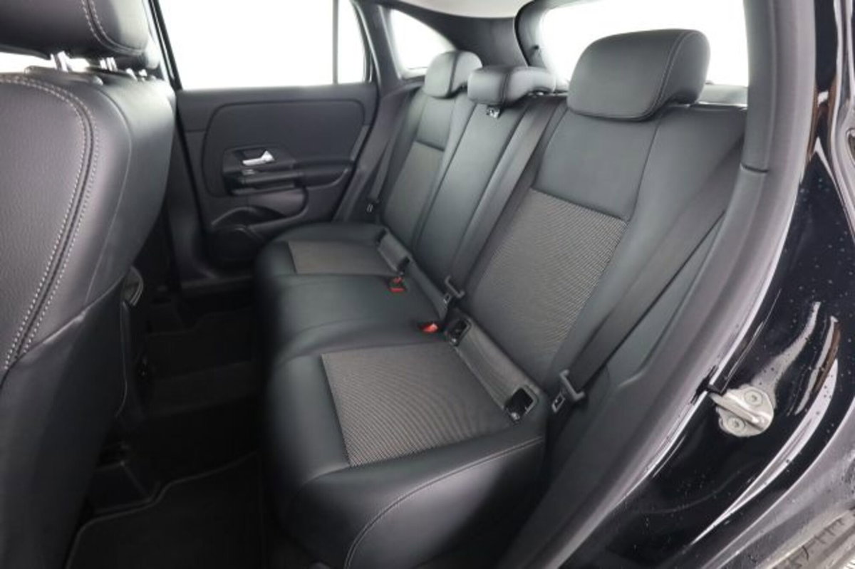 Mercedes-Benz CLA Shooting Brake 180 d Automatic Shooting Brake Business (3)