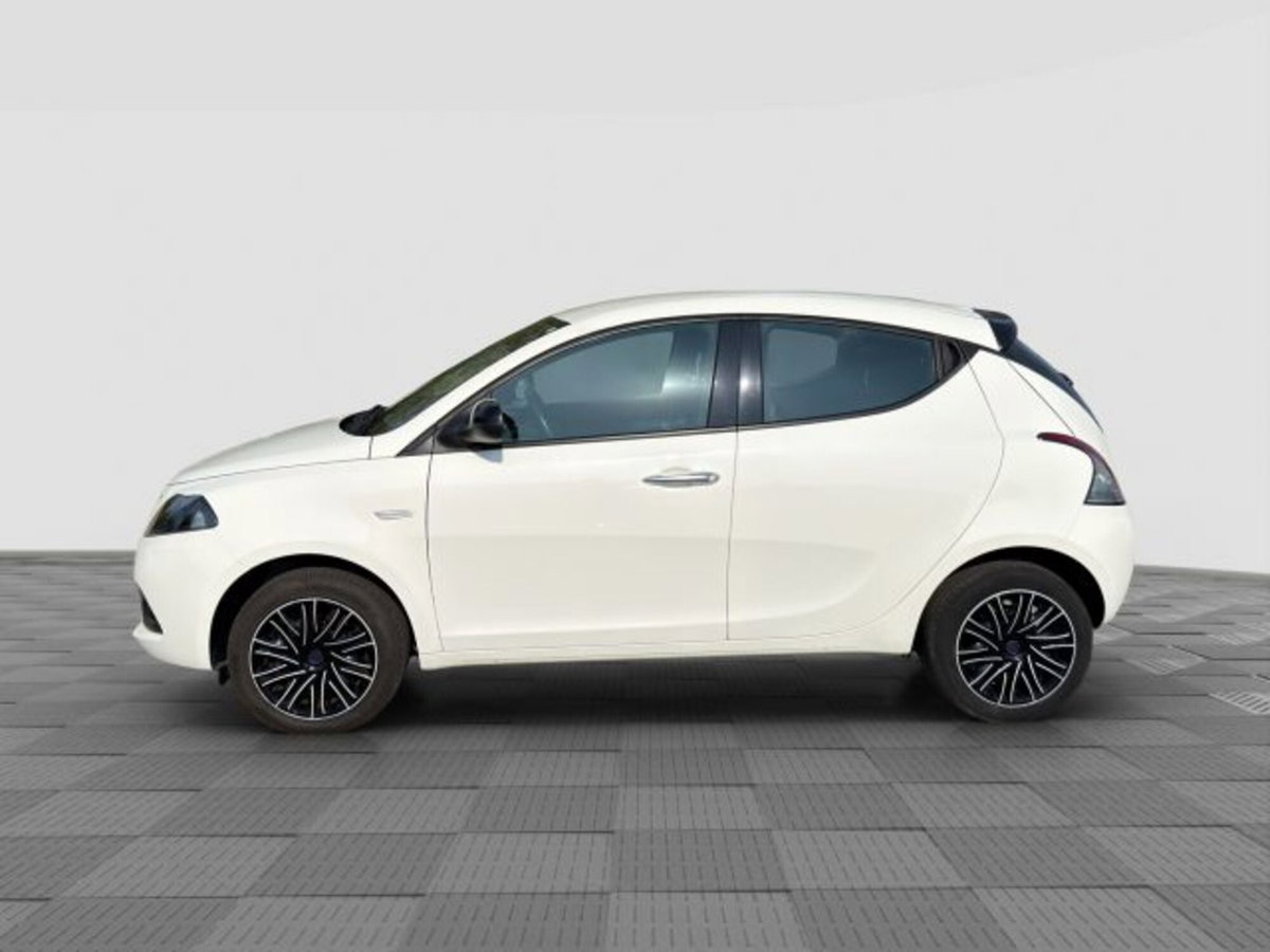 Lancia Ypsilon 1.0 FireFly 5 porte S&S Hybrid Ecochic Gold (2)