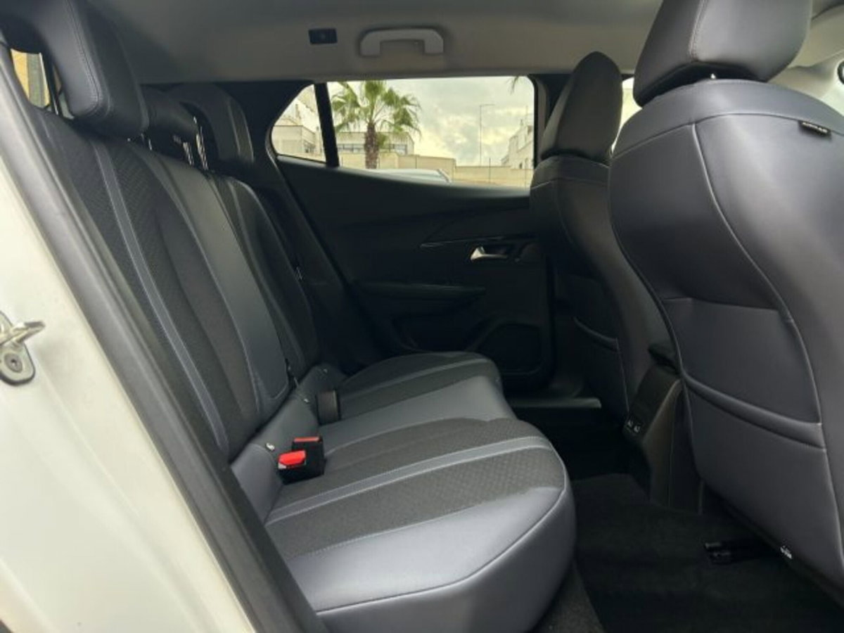 Peugeot 2008 BlueHDi 100 S&S Allure Navi Pack (12)