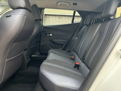 Peugeot 2008 BlueHDi 100 S&S Allure Navi Pack (18)