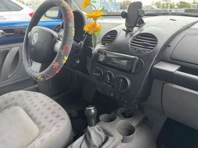 Volkswagen New Beetle 1.6 (8)