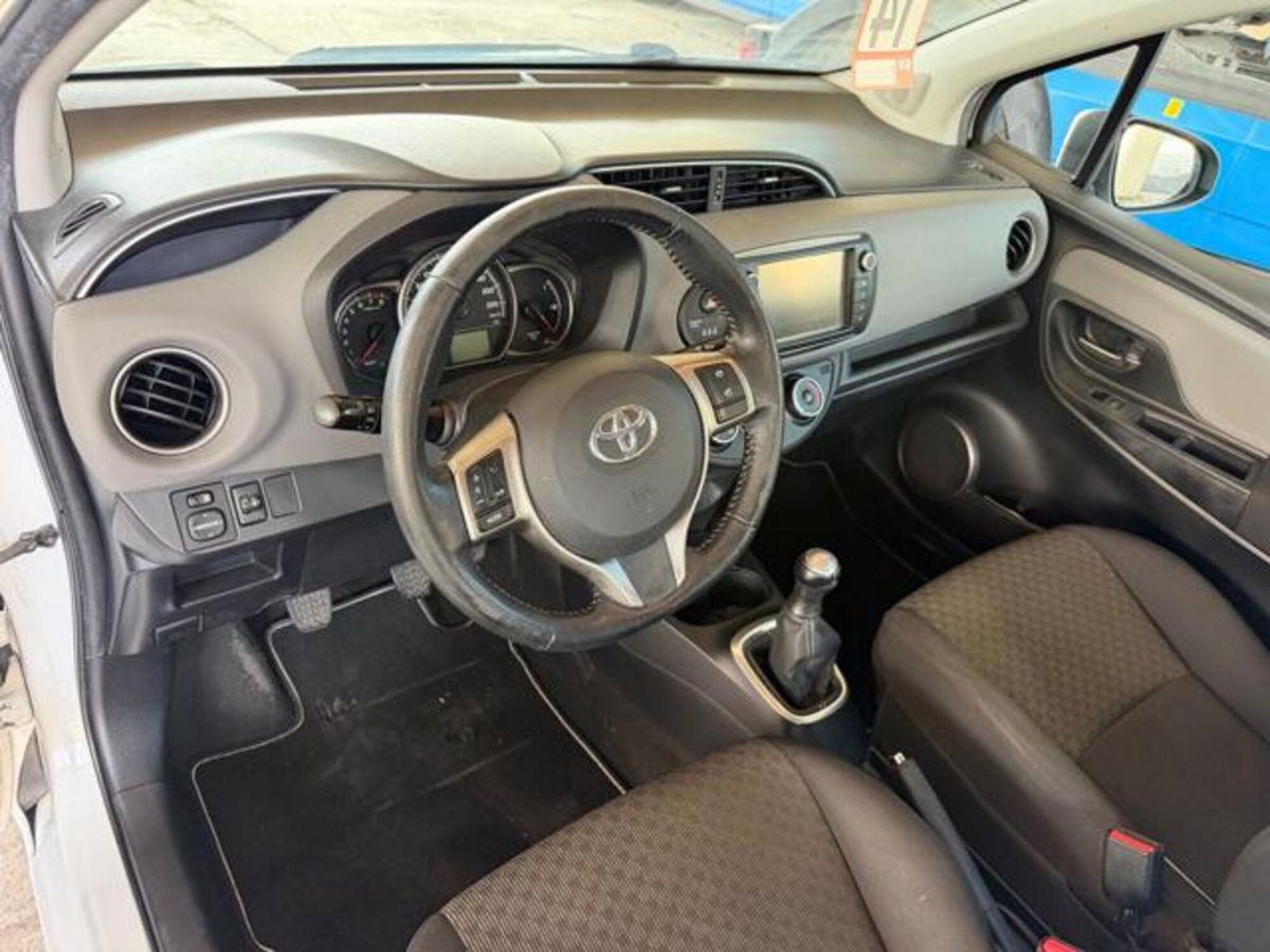 Toyota Yaris 1.0 5 porte Active (10)