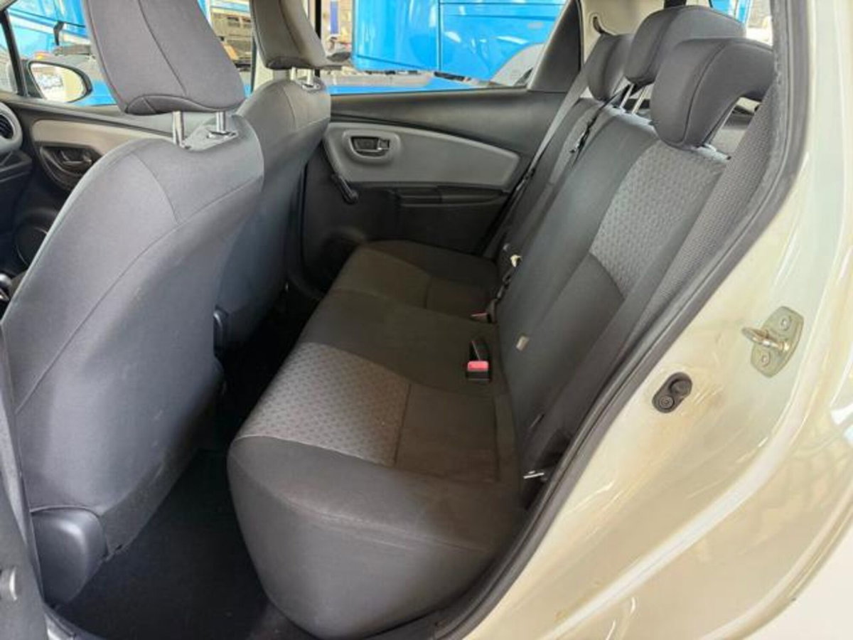 Toyota Yaris 1.0 5 porte Active (11)