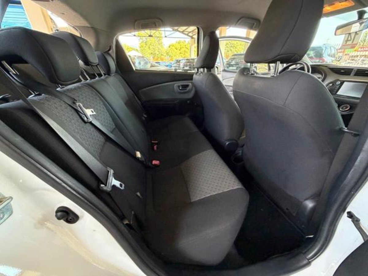 Toyota Yaris 1.0 5 porte Active (13)