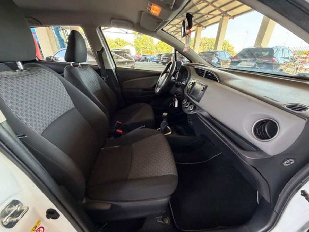 Toyota Yaris 1.0 5 porte Active (14)