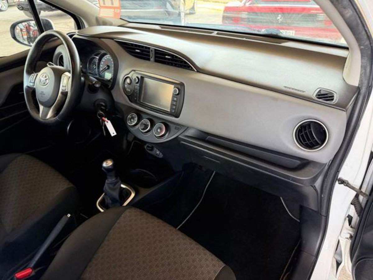 Toyota Yaris 1.0 5 porte Active (15)