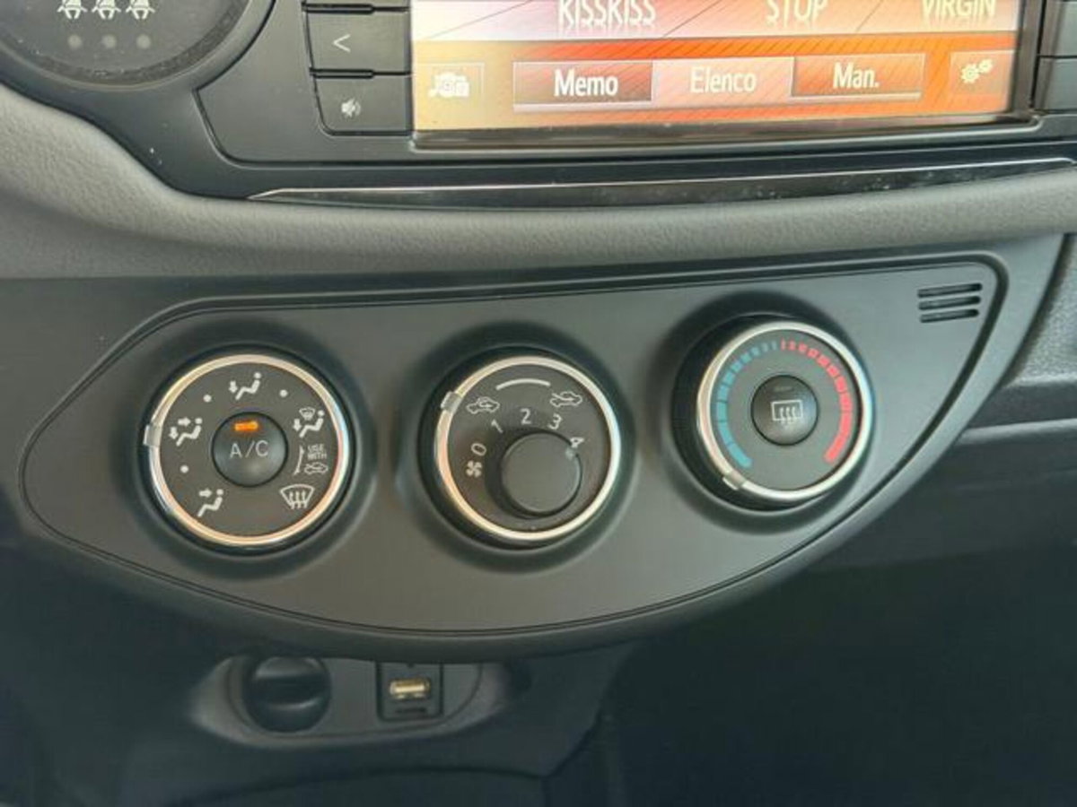 Toyota Yaris 1.0 5 porte Active (18)