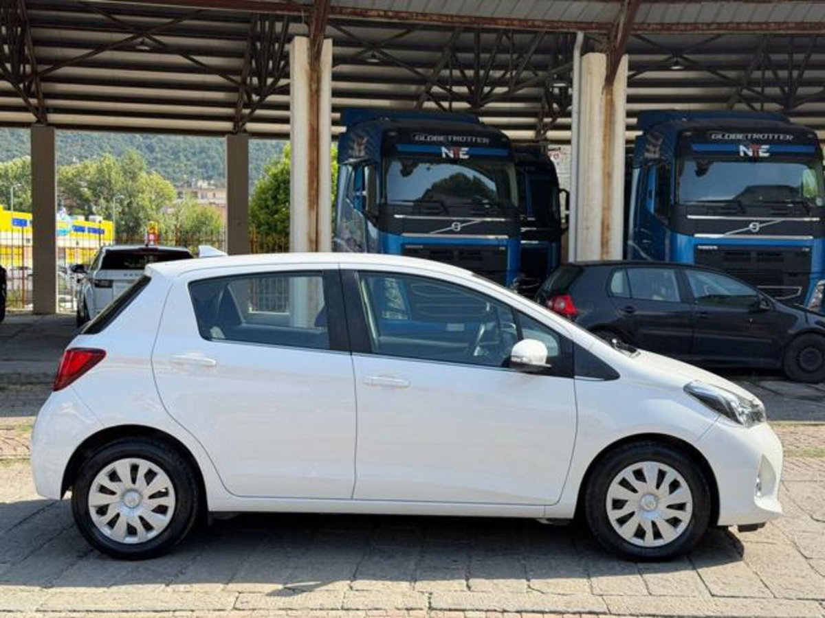 Toyota Yaris 1.0 5 porte Active (4)