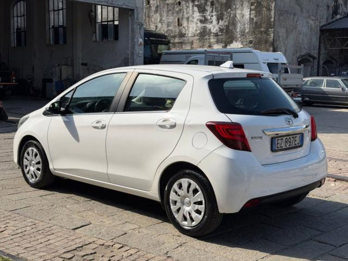 Toyota Yaris 1.0 5 porte Active (7)
