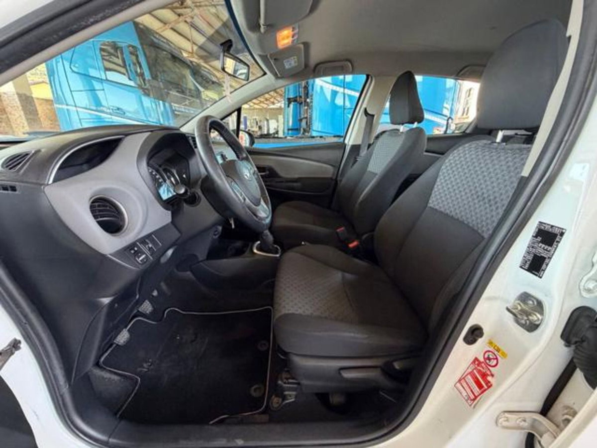 Toyota Yaris 1.0 5 porte Active (9)
