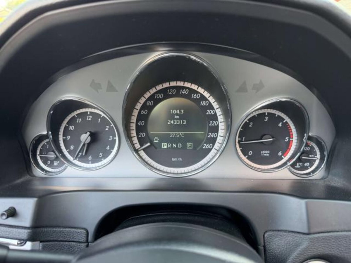 Mercedes-Benz Classe E Cabrio 220 CDI Cabrio BlueEFFICIENCY Avantgarde (14)