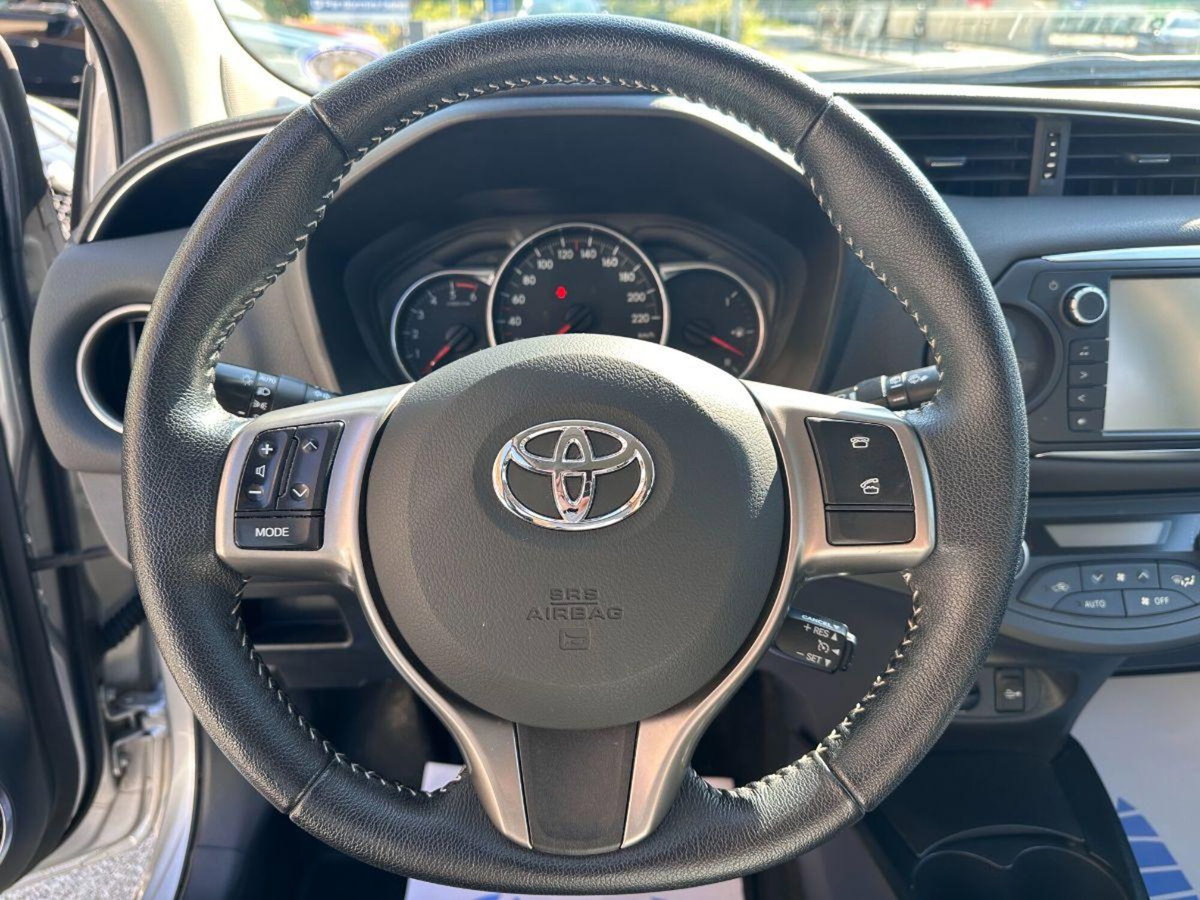 Toyota Yaris 1.D-4D 5 porte Lounge (12)