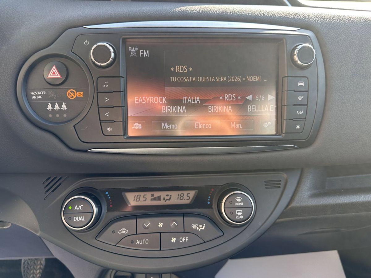 Toyota Yaris 1.D-4D 5 porte Lounge (13)