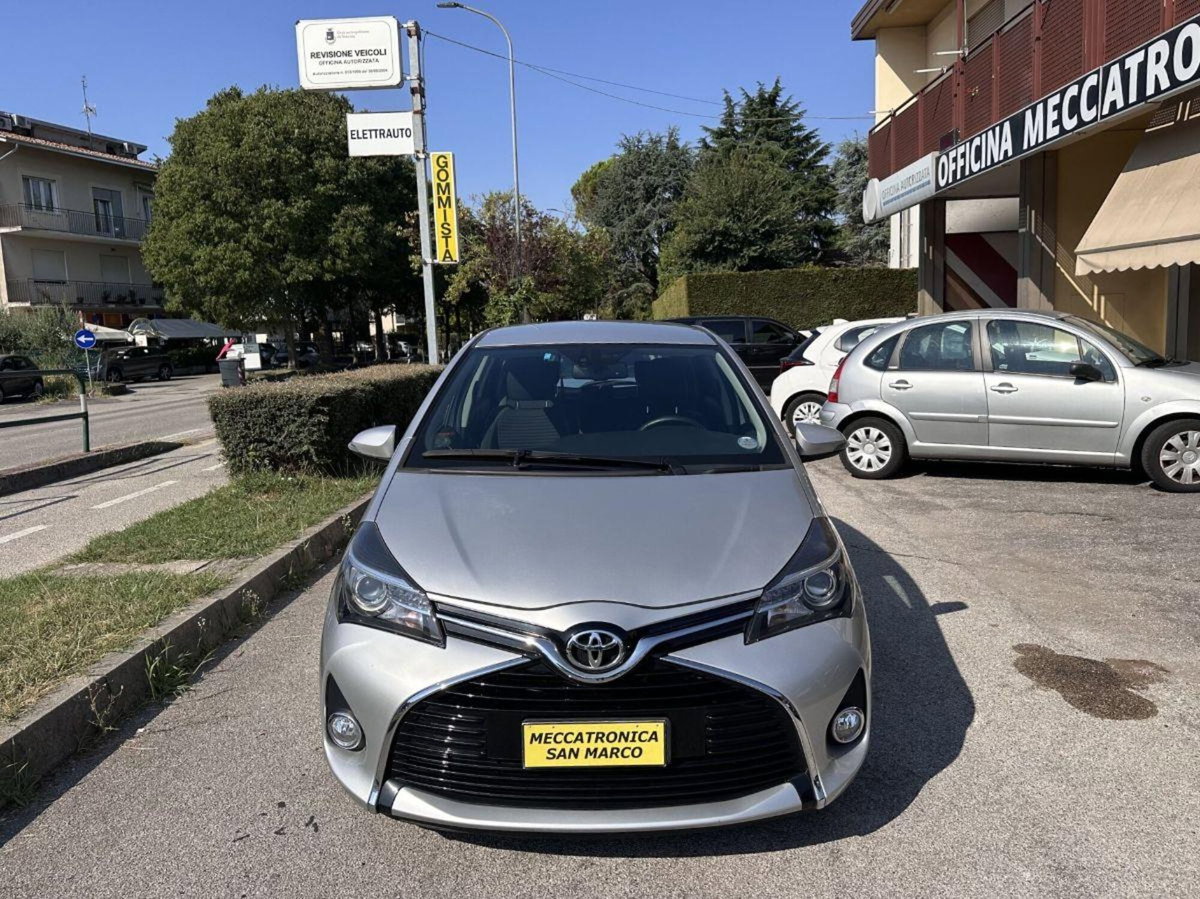 Toyota Yaris 1.D-4D 5 porte Lounge (2)