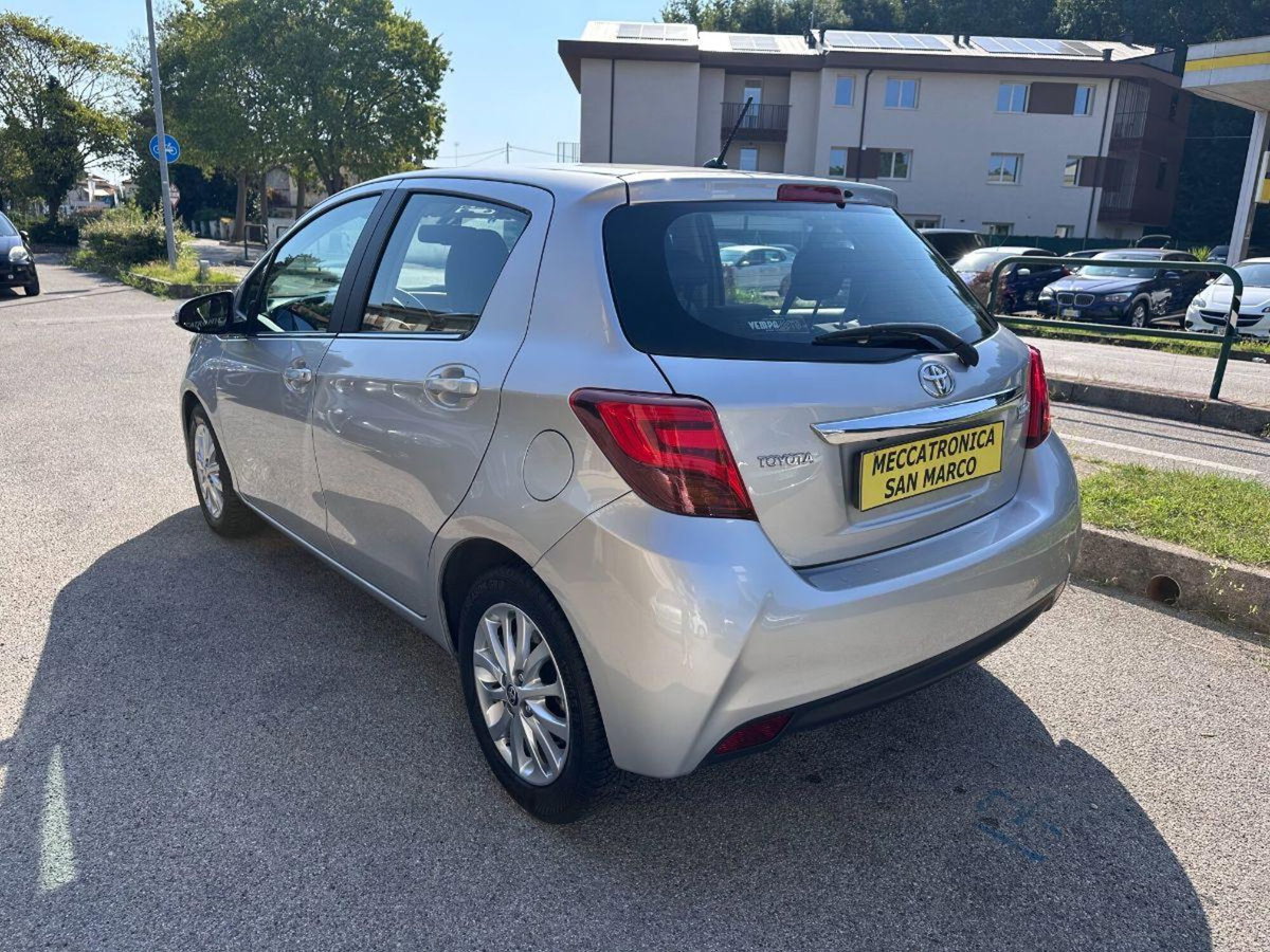 Toyota Yaris 1.D-4D 5 porte Lounge (4)