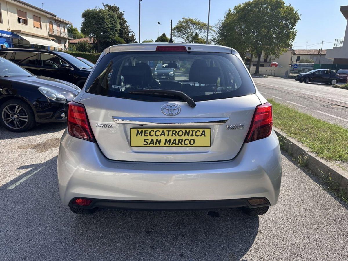 Toyota Yaris 1.D-4D 5 porte Lounge (5)