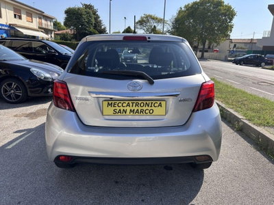 Toyota Yaris 1.D-4D 5 porte Lounge (5)