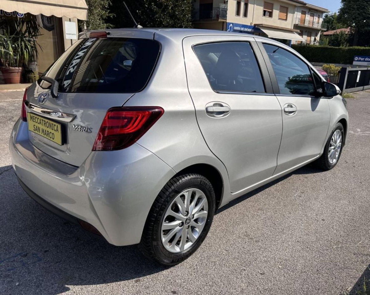Toyota Yaris 1.D-4D 5 porte Lounge (6)