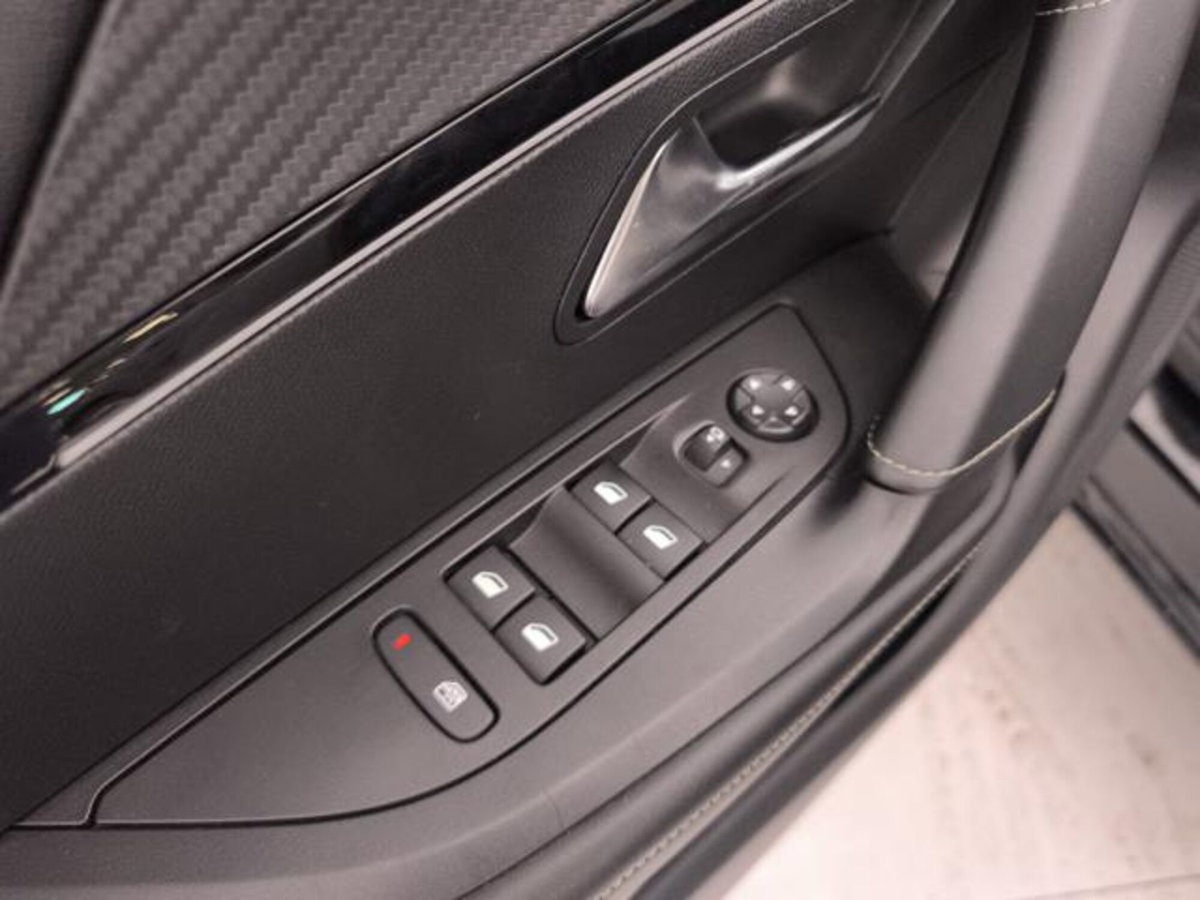 Peugeot 2008 BlueHDi 130 S&S EAT8 GT Pack (18)